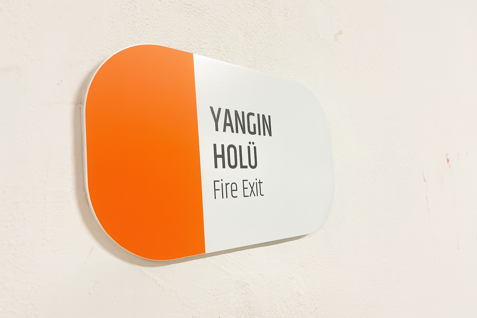 Yangın çıkışını gösteren yangın holü tabelası