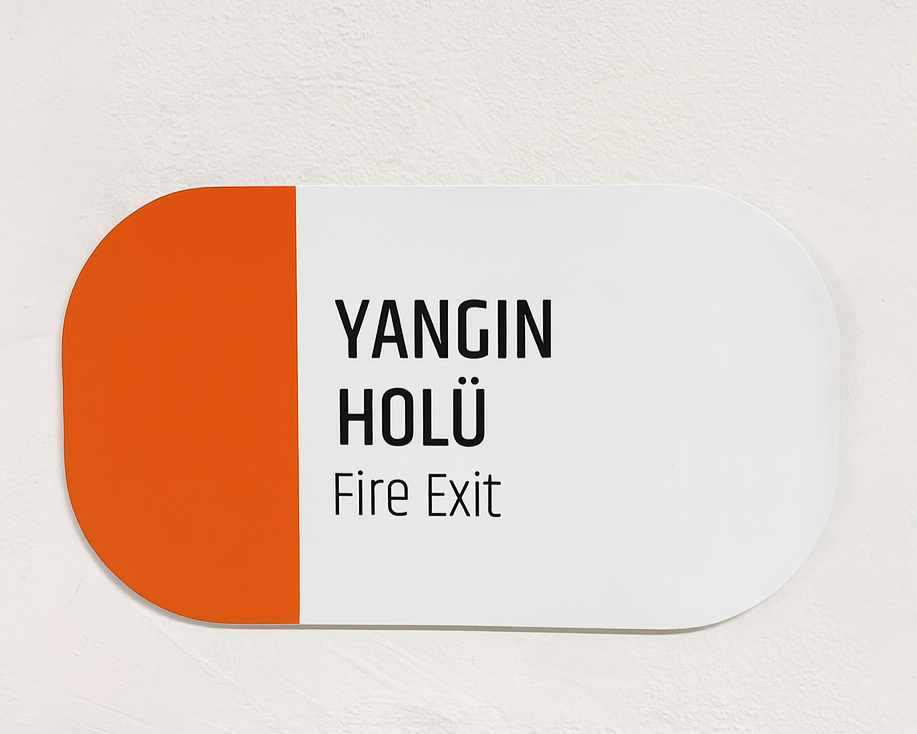 Acil durumlarda kullanılan yangın holü tabelası