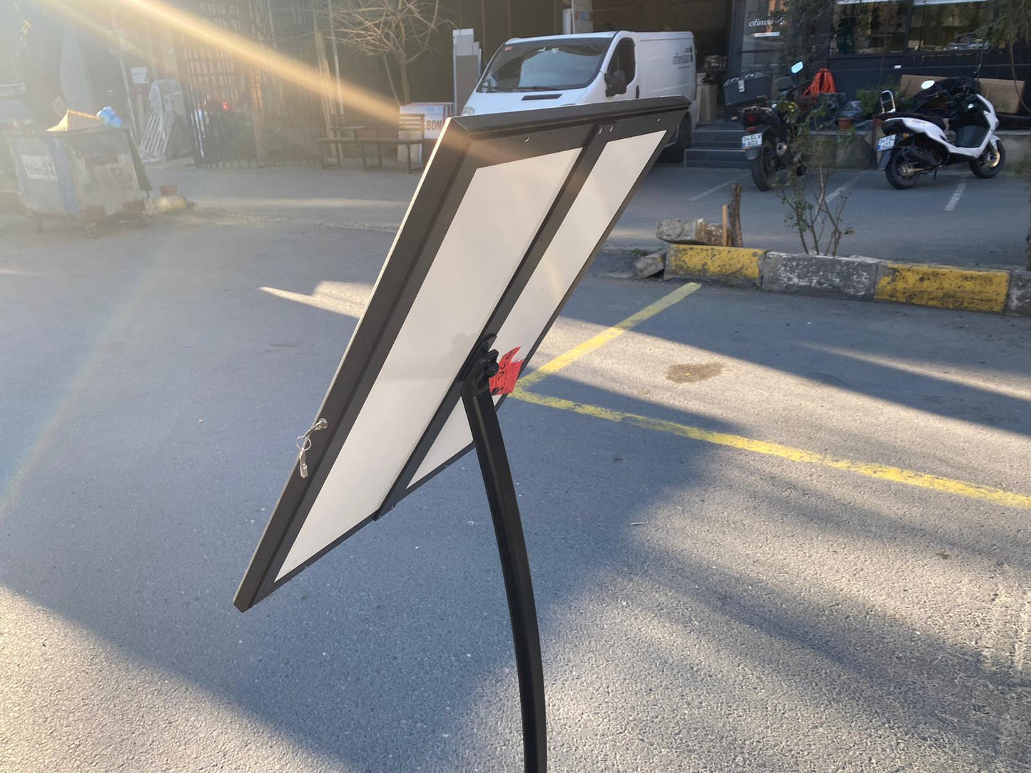 Özel mekanizması sayesinde menü dikey veya yatay şekilde kullanılabilir, esnek tasarım sunar.