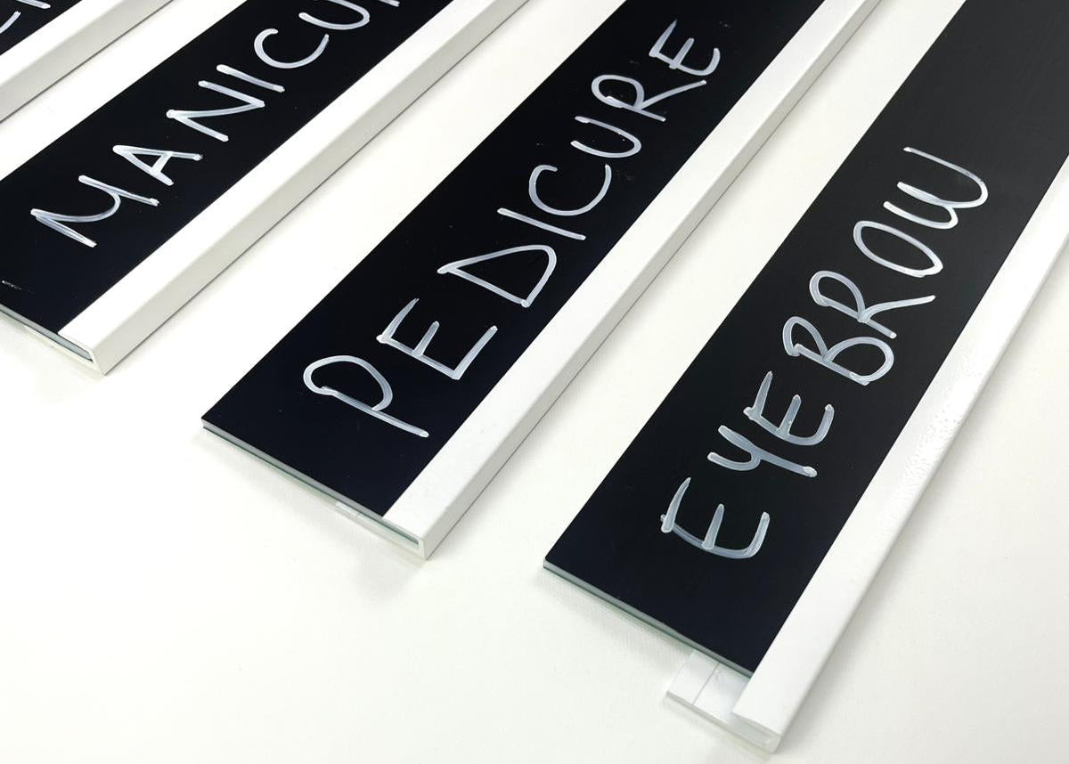 Yaz-sil harf sistemi, çift renkli siyah beyaz plakalar ile değiştirilebilir yazı çözümü