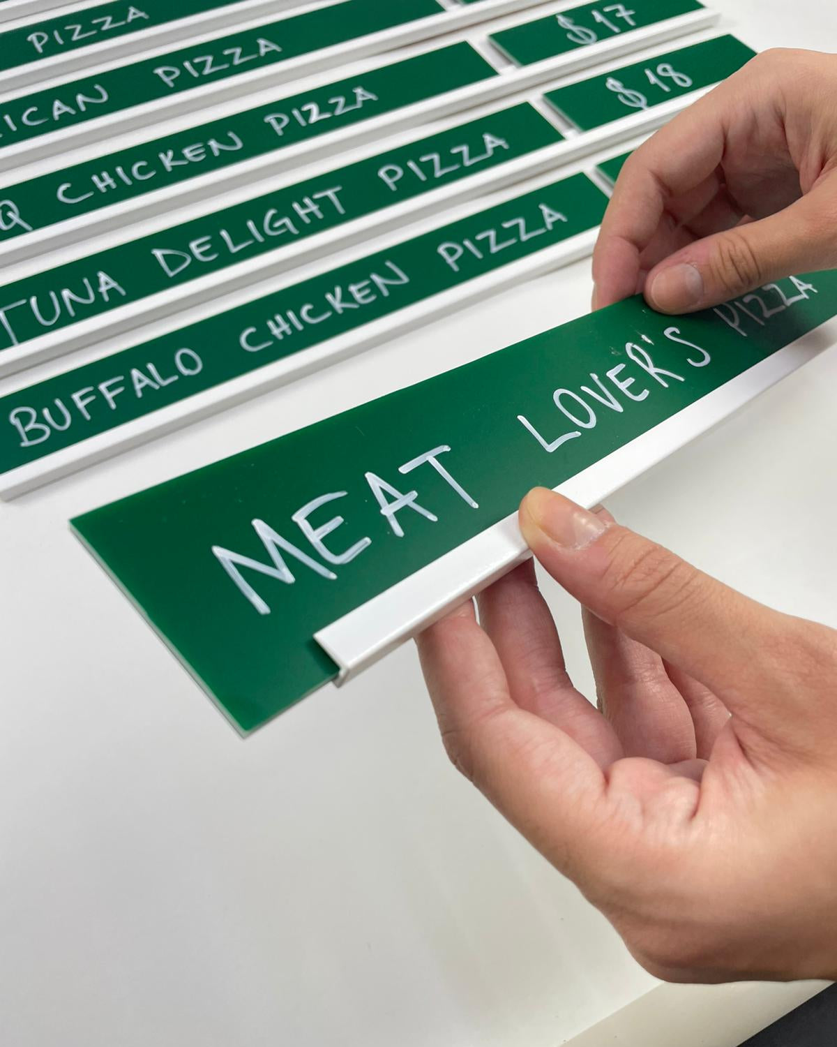 yah ve beyaz yaz-sil plakalı raflı menü panosu, kalemle yaz sil sistemi