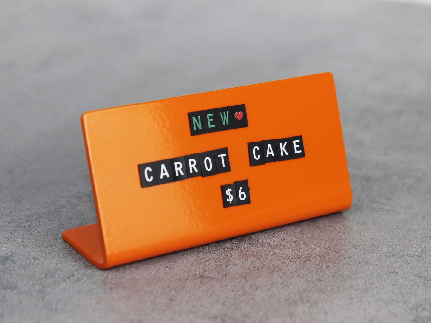 Yazısı kolay değiştirilebilen siyah metal etiket.
