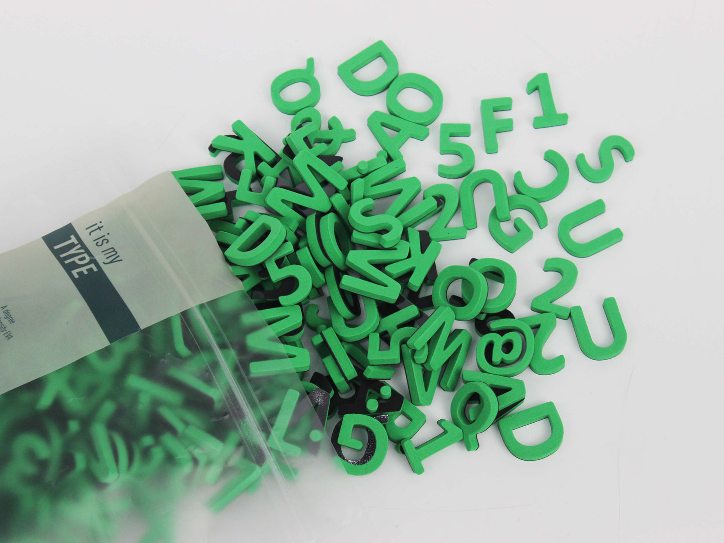 Yeşil mıknatıslı harflerin paket dışındaki görünümü, kullanım alanını gösterir