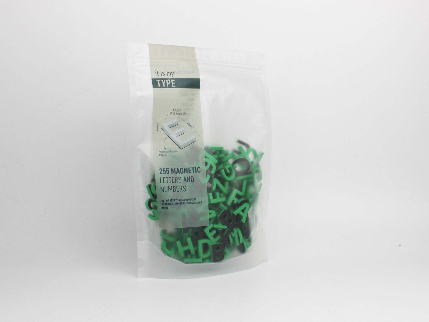Yeşil renkteki mıknatıslı harfler, paket içinde düzenli bir şekilde yer almaktadır.