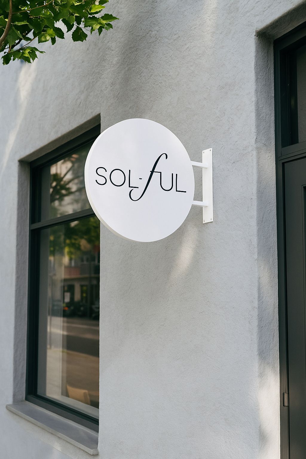 Otel girişine uygulanan dayanıklı, yuvarlak formda sarı metal tabela.