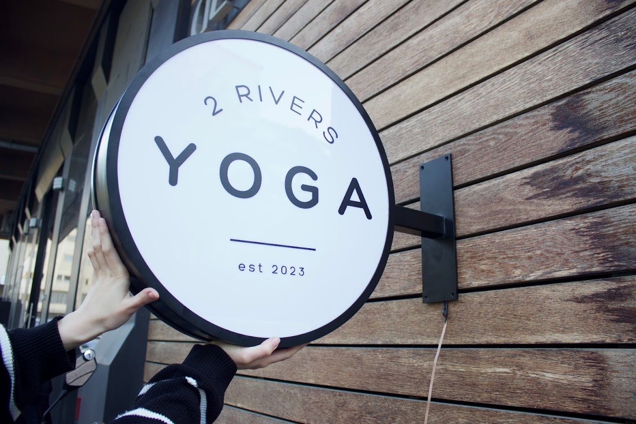 Logosu basılmış yuvarlak ışıklı tabela, dikkat çekici dış cephe çözümü.