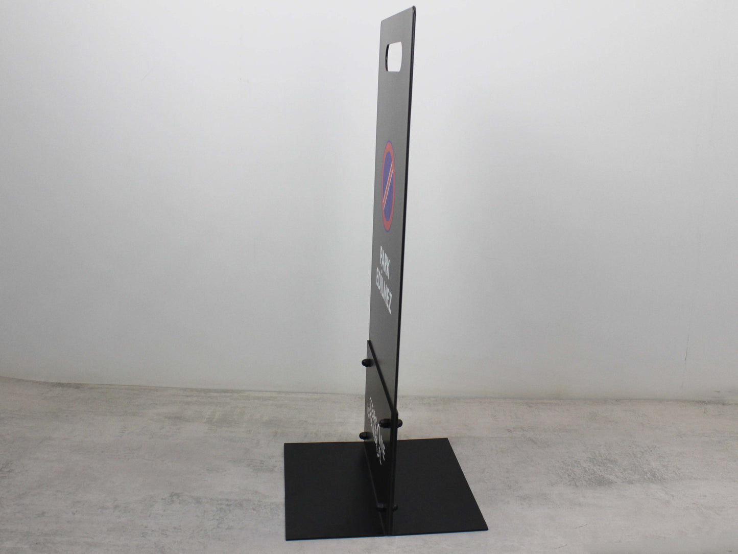 Zemin üzerinde sabit durabilen dengeli tabanlı otopark uyarı levhası.