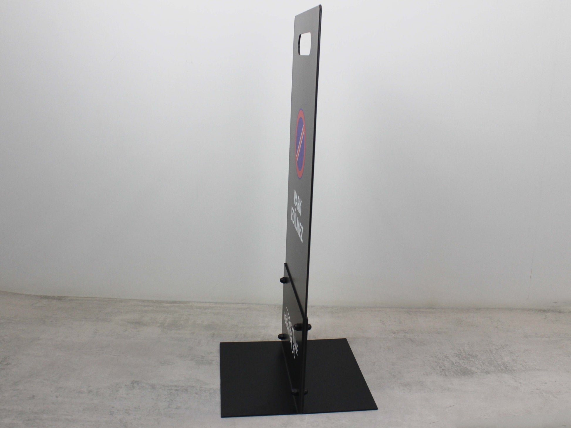 Zemin üzerinde sabit durabilen dengeli tabanlı otopark uyarı levhası.